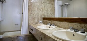 Suite Deluxe | Minibar, coffre-fort, bureau, rideaux dâobscurcissement