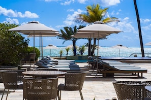 Piscine extérieure, parasols de plage, chaises longues