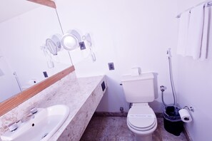 Superior Twin, Vista Lateral  | Bathroom | Combined shower/tub, free toiletries, hair dryer, towels - Dorisol Recife Grand Hotel (Jaboatao dos Guararapes)
