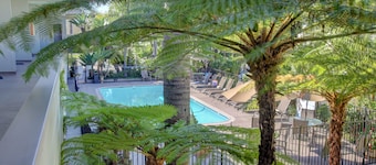 La Avenida Inn