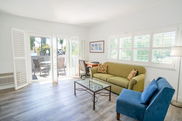 King Suite with Balcony | Living room