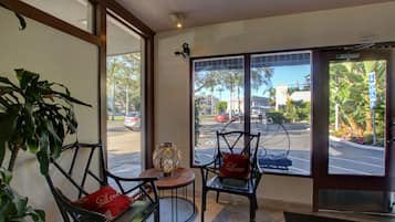 Coin salon dans le hall