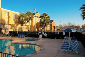 Outdoor pool - Fairfield Inn & Suites by Marriott Napa American Canyon (American Canyon)