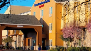 A Fairfield Inn & Suites by Marriott hotel with a stone facade and a covered entrance. - Fairfield Inn & Suites by Marriott Napa American Canyon (American Canyon)