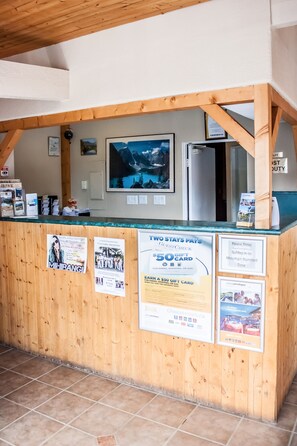 Check-in/check-out kiosk - Econo Lodge (Golden)