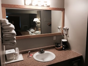 Bathroom sink - Econo Lodge (Golden)