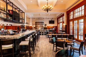 Se sirven cenas y brunches, cocina local e internacional