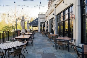 Dinner and brunch served, local and international cuisine - Royal Park Hotel (Rochester)