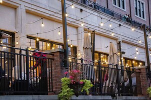 Se sirven cenas y brunches, cocina local e internacional