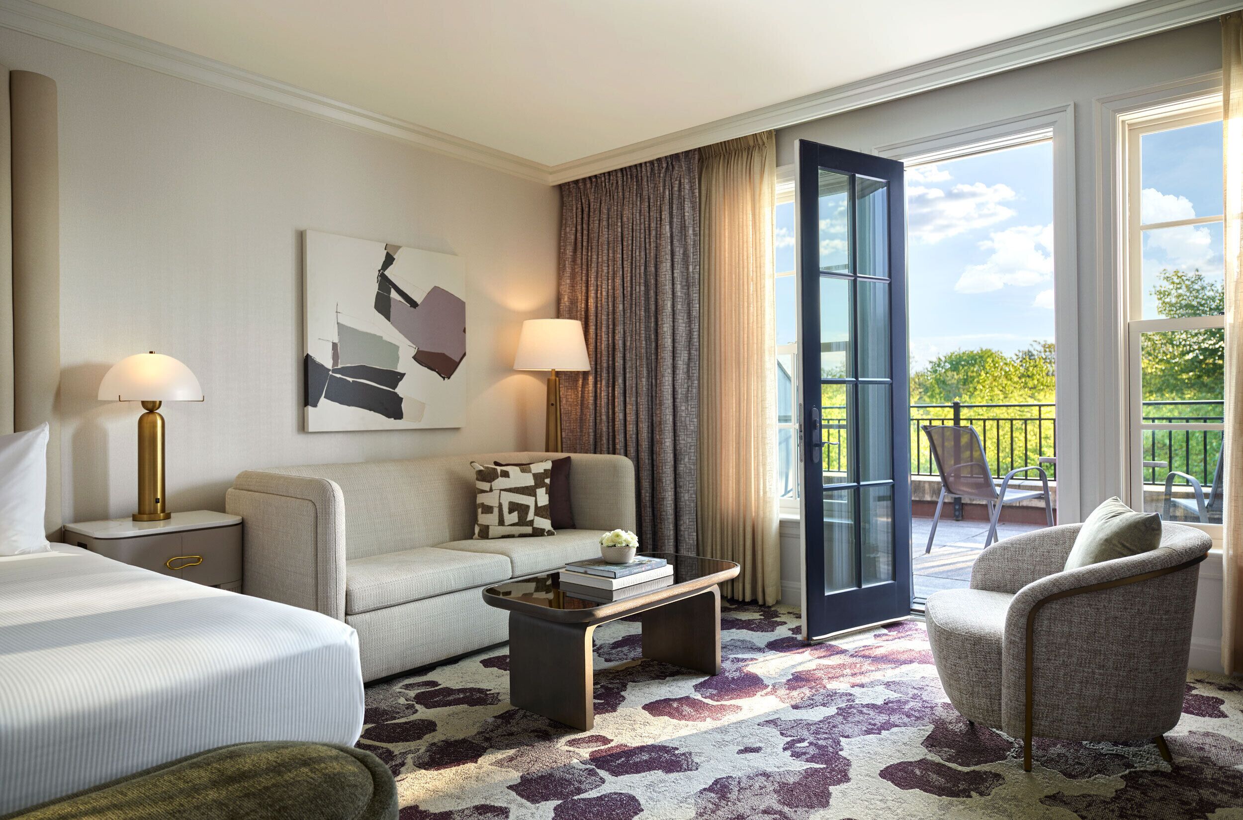 ラグジュアリー ルーム キングベッド 1 台 テラス | リビング エリア | 55 インチの薄型テレビ (ケーブル放送視聴可)、スマートテレビ、Netflix