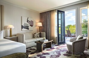 Luxury-Zimmer, 1 King-Bett, Terrasse | Wohnbereich | 55-Zoll-Flachbildfernseher mit Kabelempfang, Smart-TV, Netflix