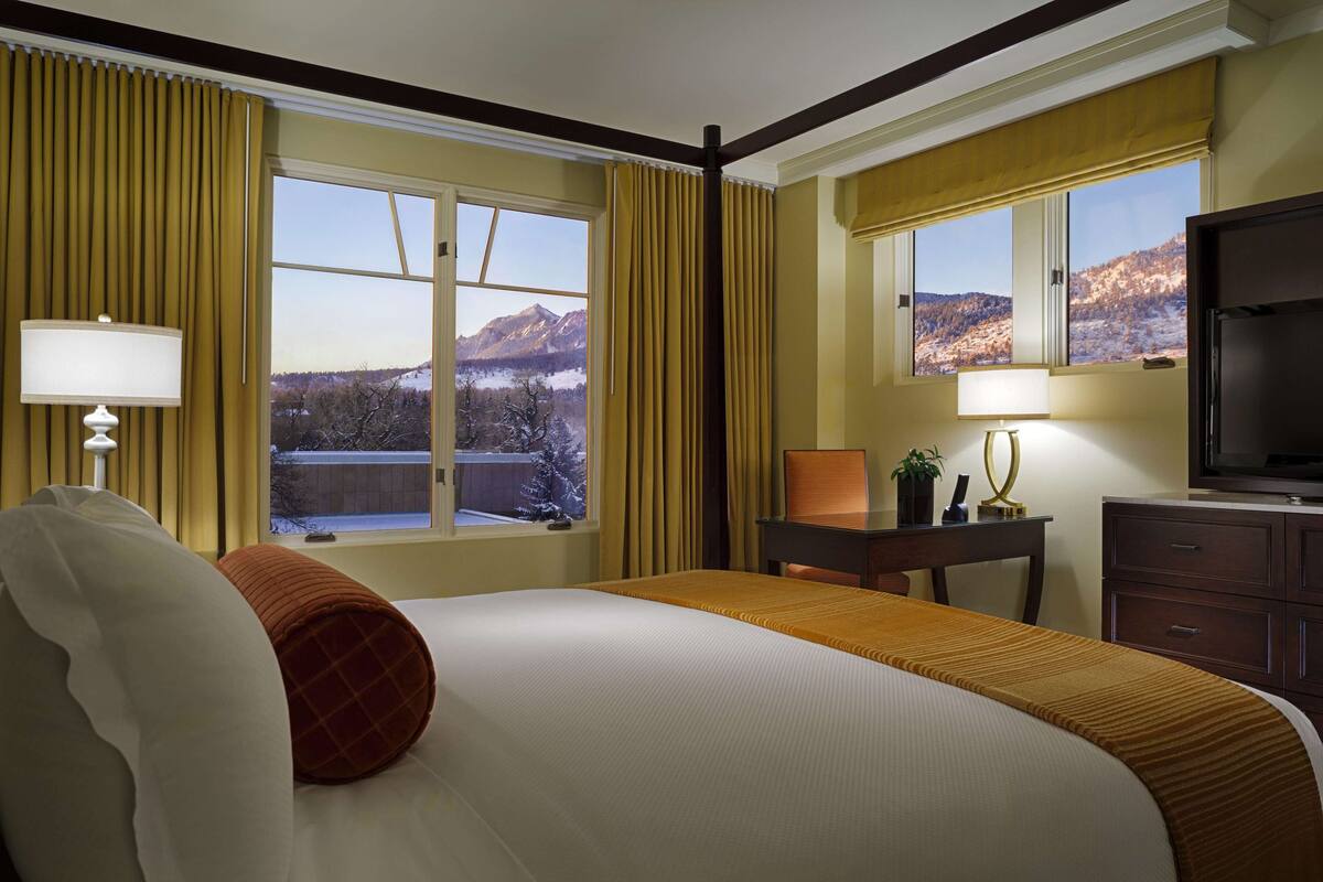 Chambre Standard, 1 très grand lit, vue sur la montagne | Literie de qualité, lit avec matelas à plateau-coussin, minibar
