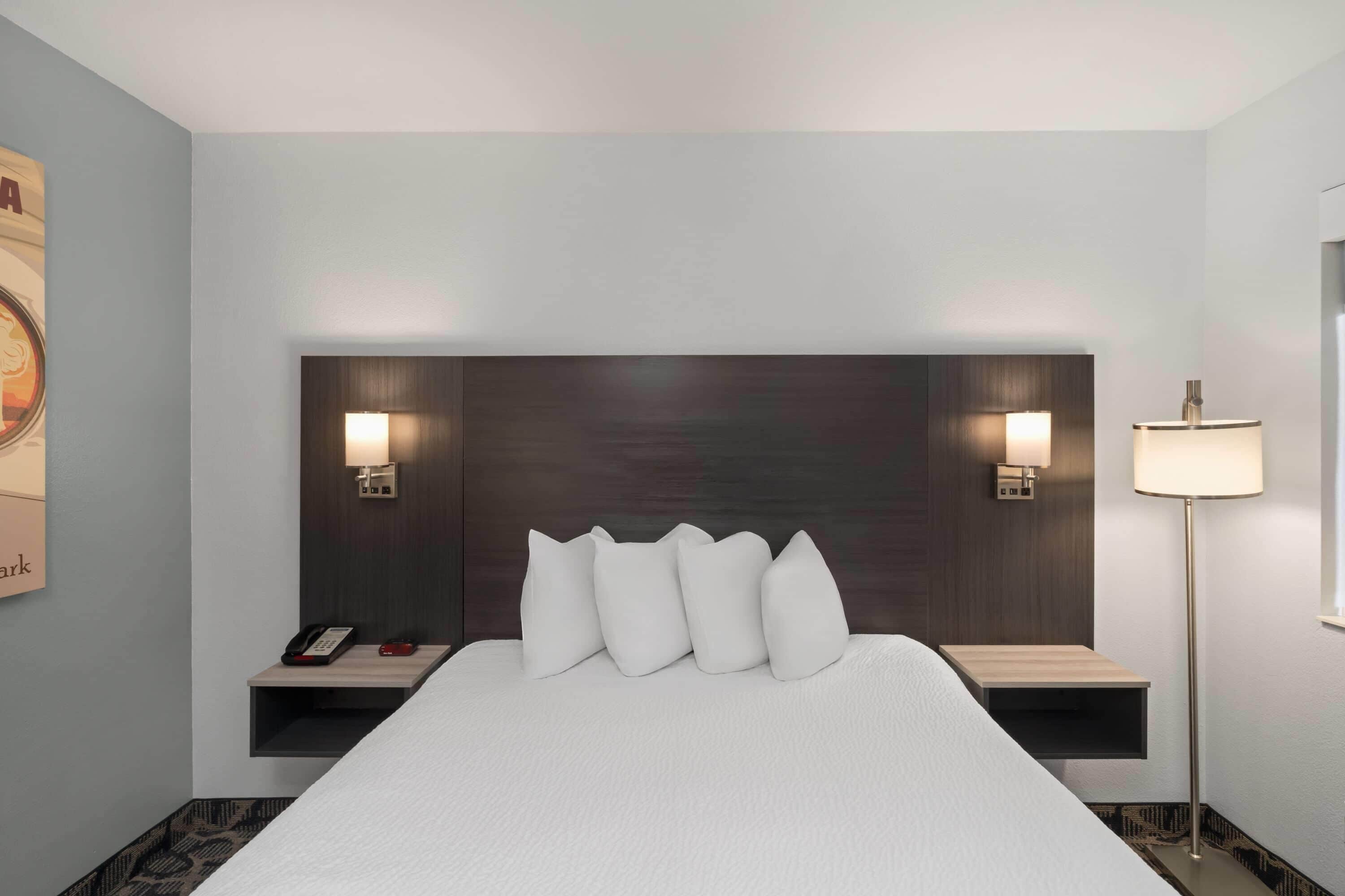 Room, 1 Queen Bed, Accessible, Non Smoking (Mobility) | Premium bedding, down comforters, pillowtop beds, laptop workspace
