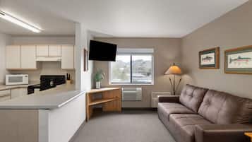 Room, 1 Queen Bed, Non Smoking | Premium bedding, down comforters, pillowtop beds, laptop workspace