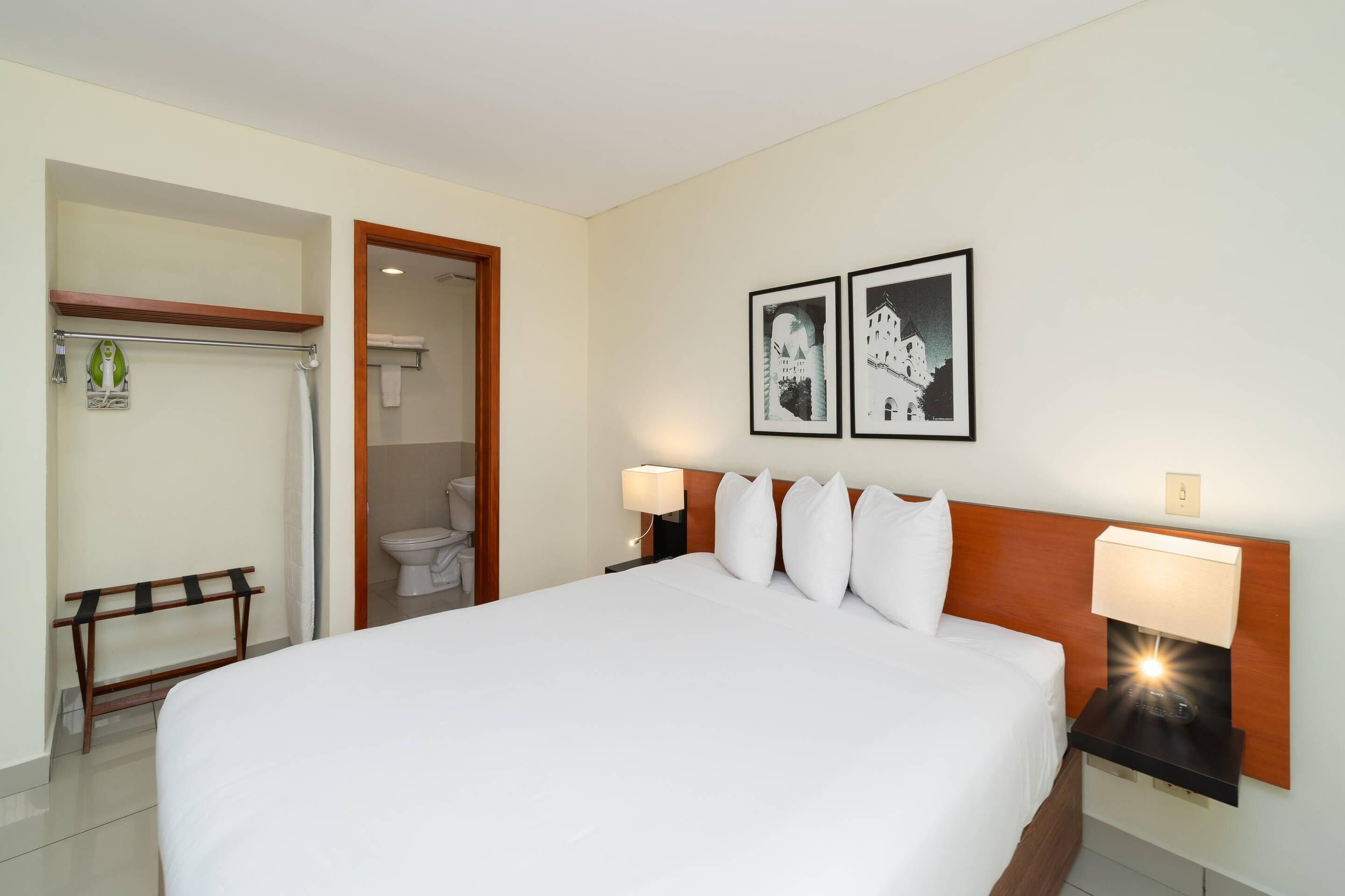 Habitación estándar, 1 cama de matrimonio, no fumadores | Escritorio, espacio para trabajar con un portátil, cortinas opacas