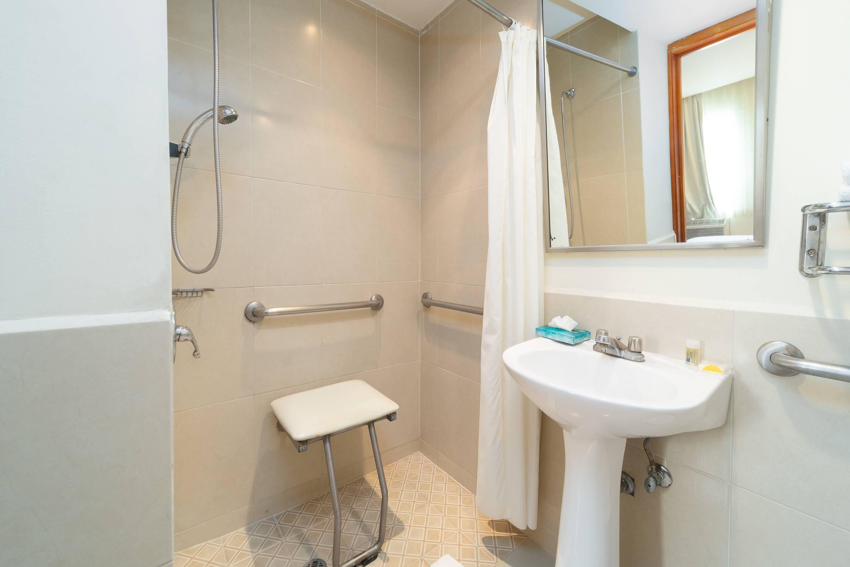 Un baño con ducha, inodoro y lavabo.