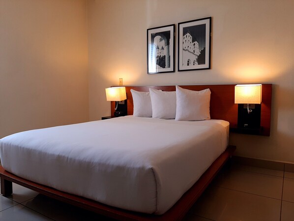 Standard Room, 1 Katil Ratu (Queen), Non Smoking | Meja, ruang kerja komputer riba, langsir/tirai gelap terus 