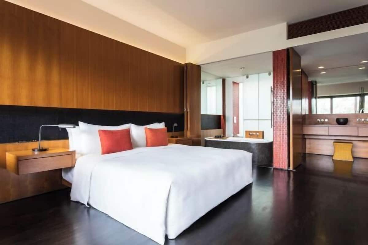 Premium bedding, minibar, in-room safe, desk