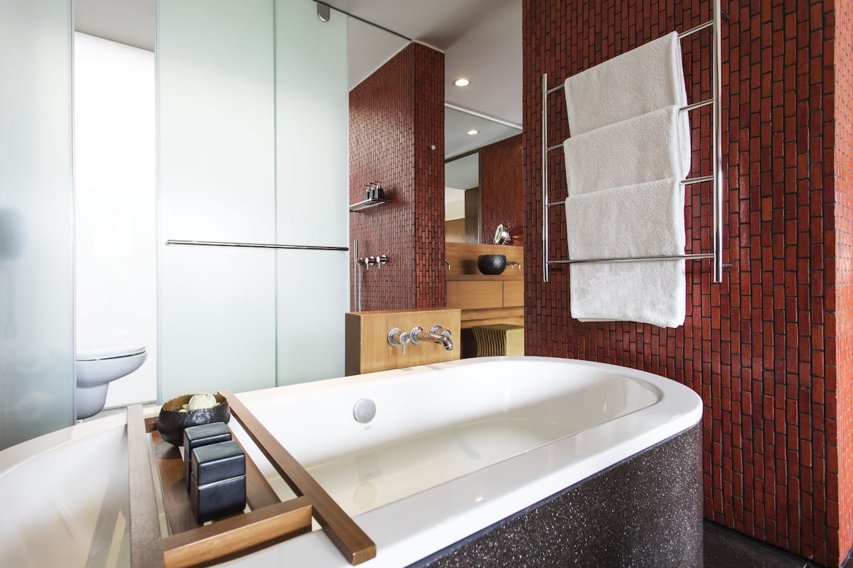 deep-soaking bathtub
