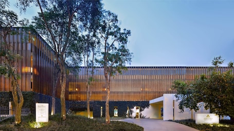 Fachada de la propiedad por la tarde o noche