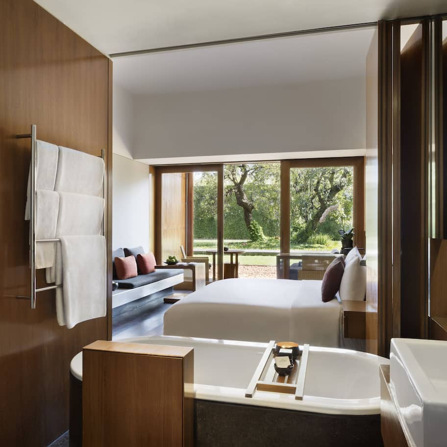 Deluxe Room, Garden View | Premium bedding, minibar, in-room safe, desk