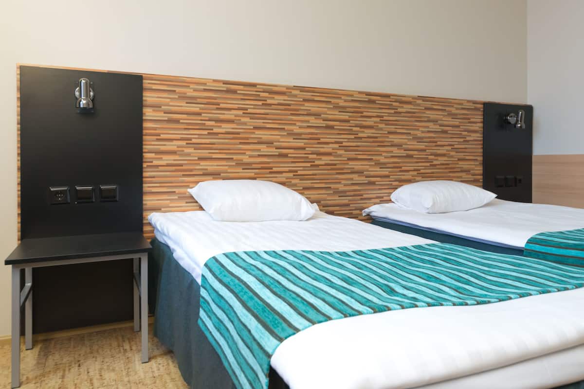 Hypo-allergenic bedding, desk, iron/ironing board, free WiFi