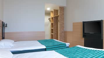 Ropa de cama hipoalergénica, escritorio y tabla de planchar con plancha