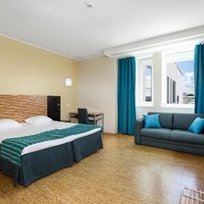 Ropa de cama hipoalergénica, escritorio y tabla de planchar con plancha 