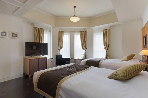 Deluxe Twin Room, Non Smoking | In-room safe, desk, blackout drapes, iron/ironing board