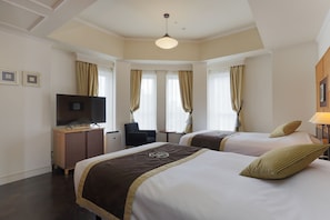 Deluxe Twin Room, Non Smoking | In-room safe, desk, blackout drapes, iron/ironing board