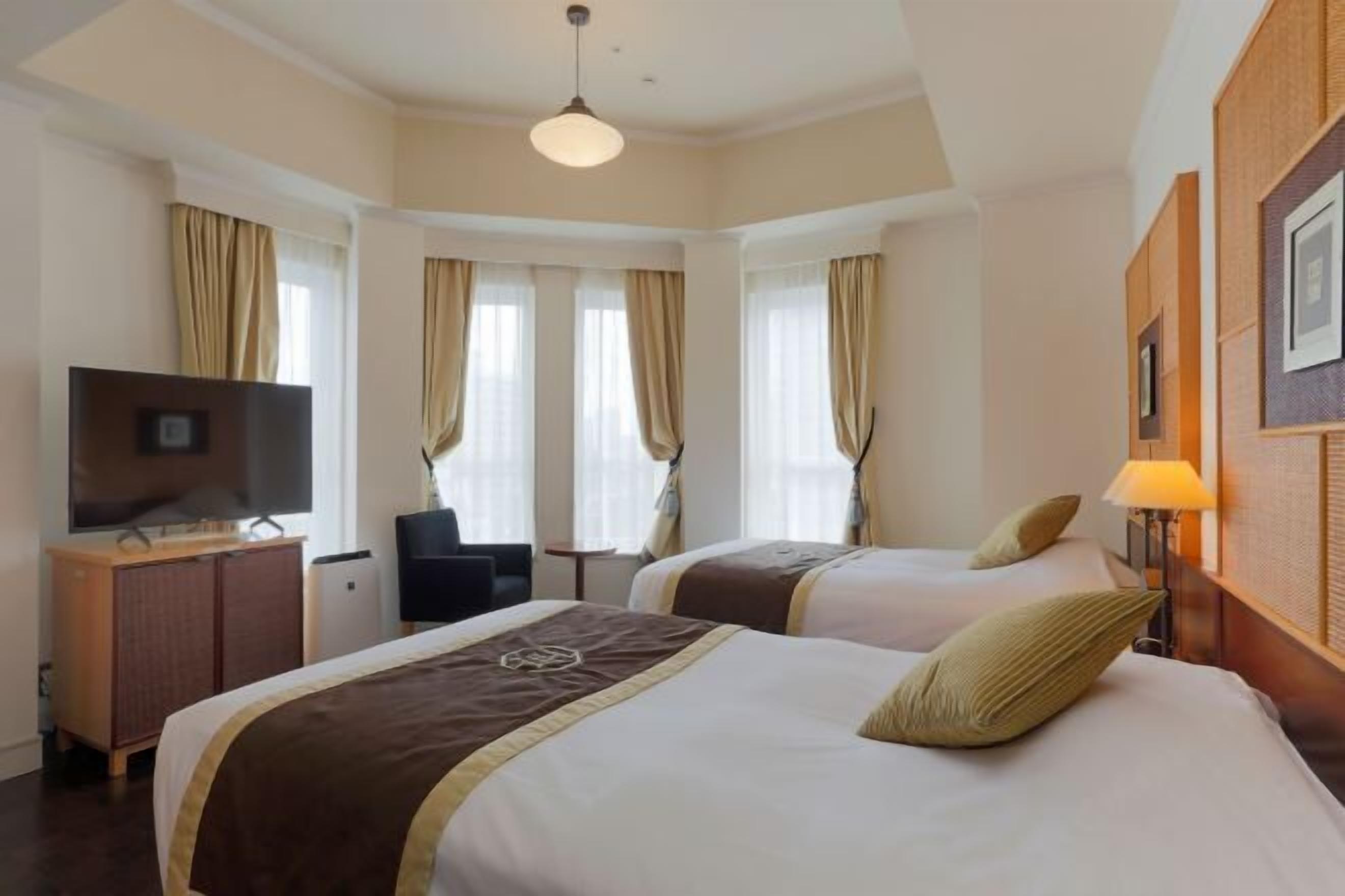 Peti besi dalam bilik, meja, langsir/tirai gelap terus 