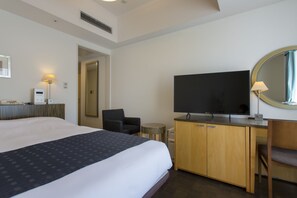 In-room safe, desk, blackout curtains, iron/ironing board - Hotel Monterey Ginza (Tokyo)