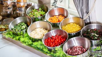 Daily buffet breakfast (JPY 4015 per person)