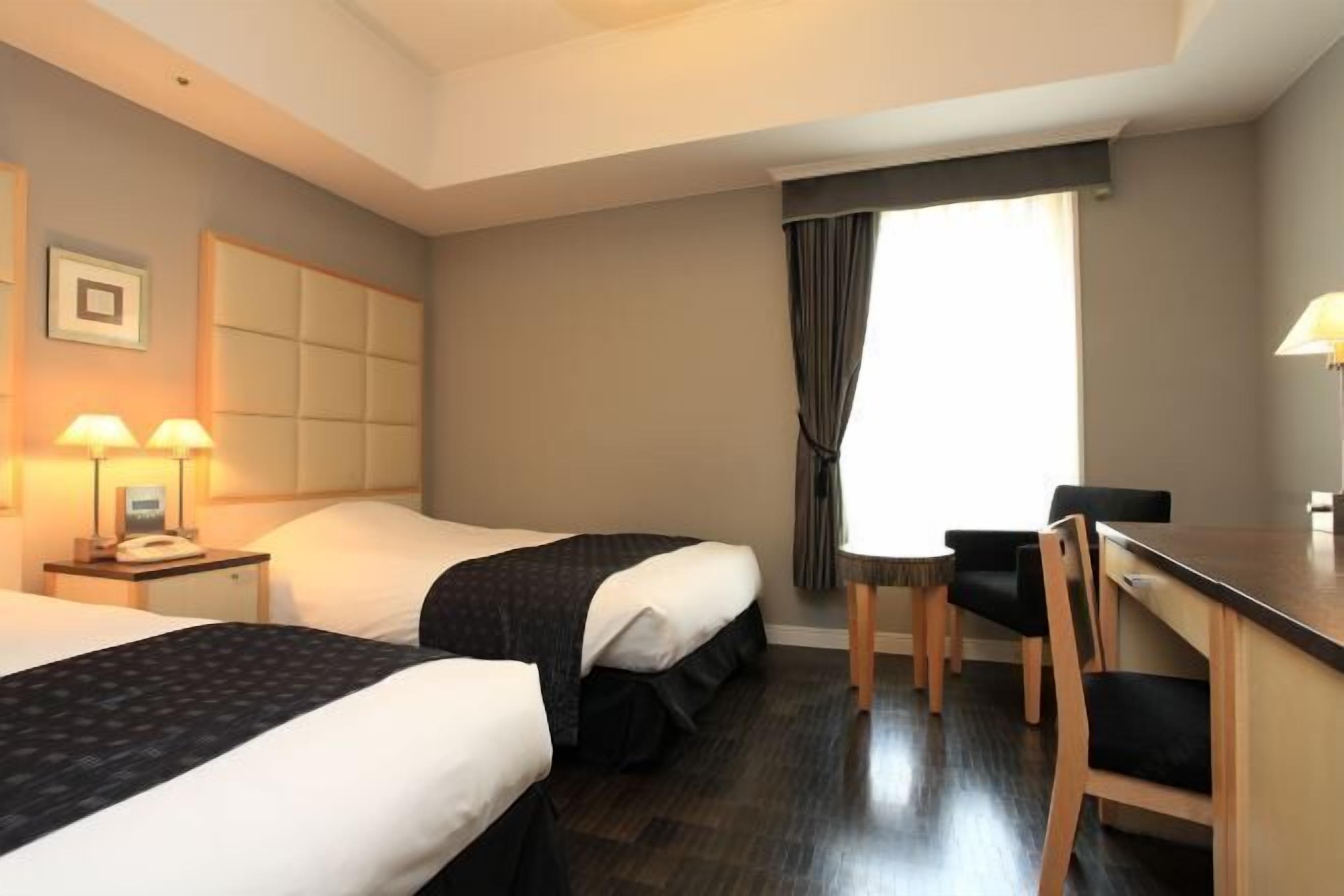 Safe på rommet, skrivebord, blendingsgardiner og strykejern/-brett