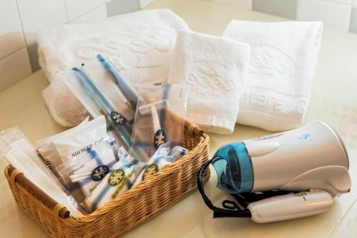 Chuveiro/banheira combinados, produtos de toalete grátis