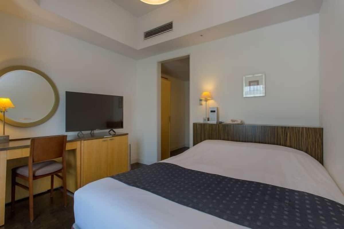 Värdeförvaringsskåp på rummet, skrivbord och mörkläggningsgardiner