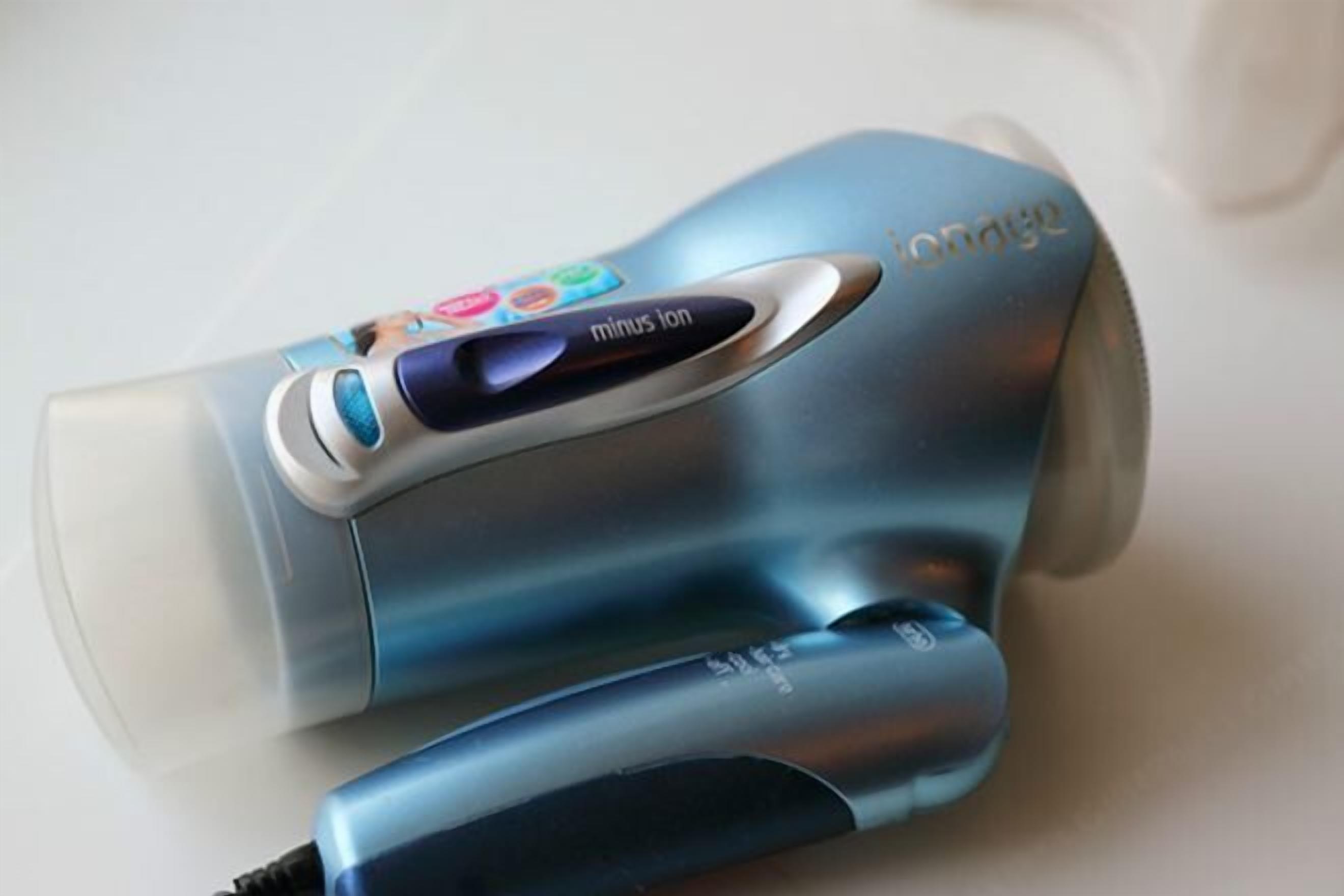 Safe på rommet, skrivebord, blendingsgardiner og strykejern/-brett