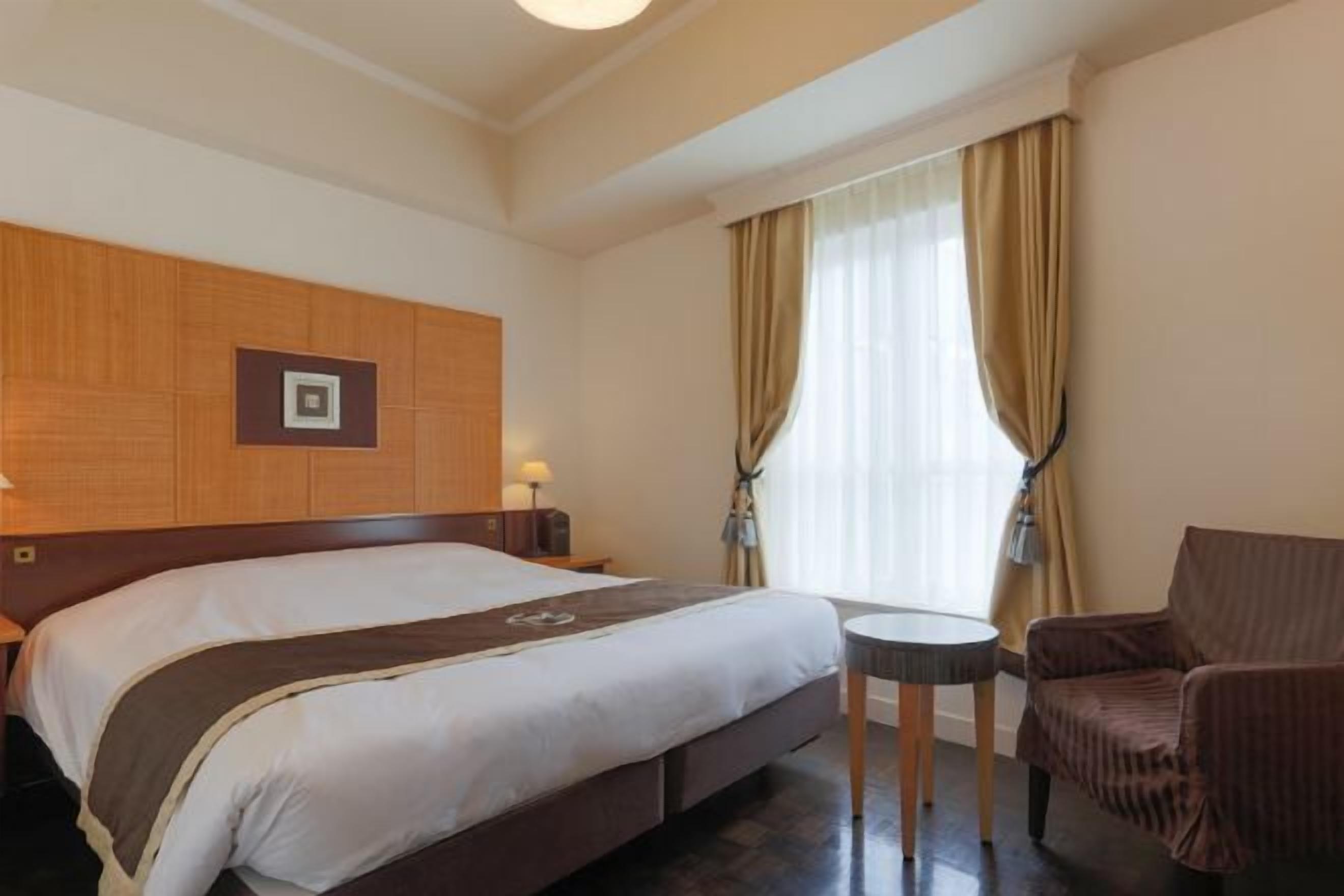 Peti besi dalam bilik, meja, langsir/tirai gelap terus 