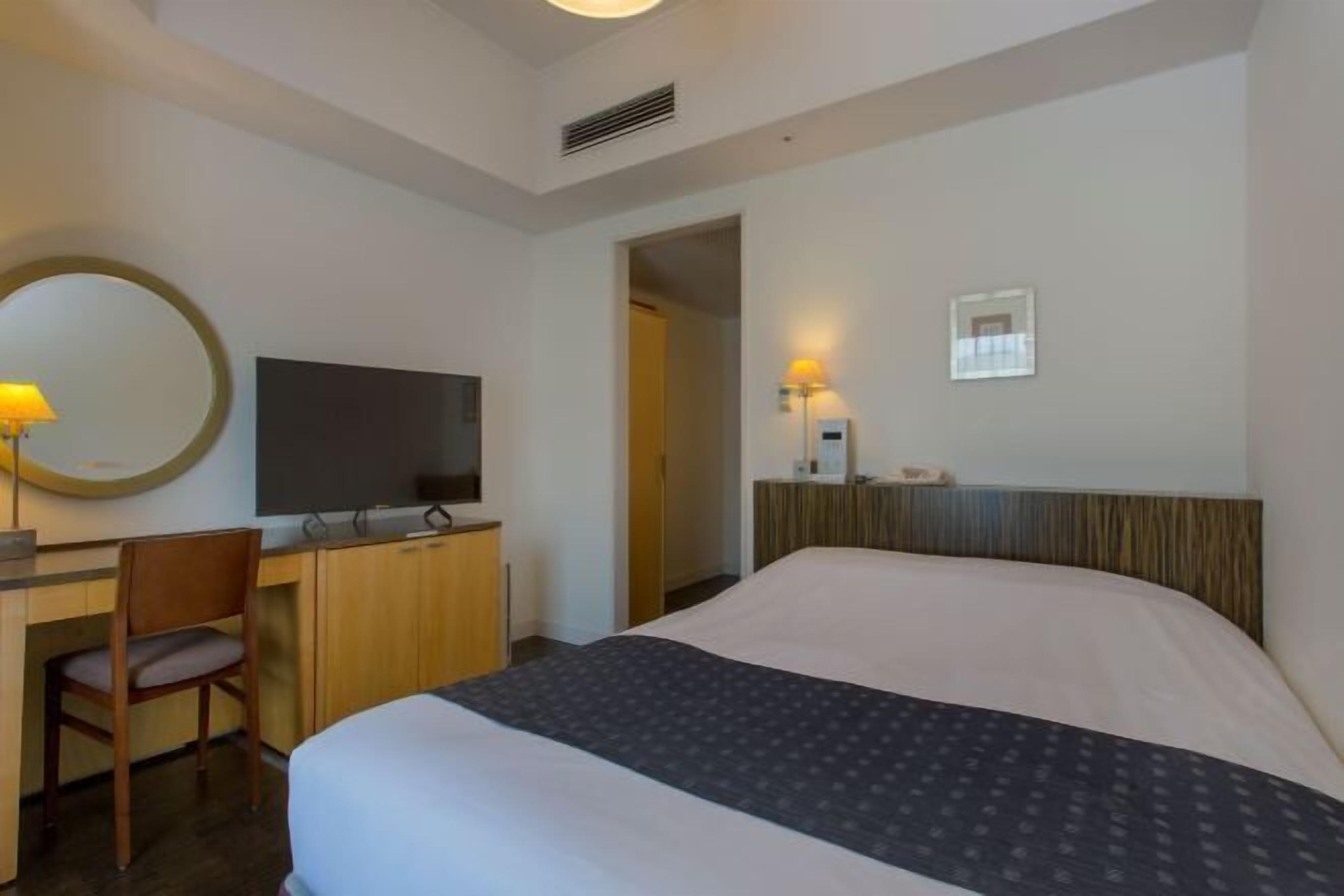 Peti besi dalam bilik, meja, langsir/tirai gelap terus 