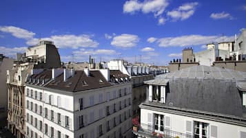Un immeuble à plusieurs étages, doté d’un toit plat et de nombreux balcons.