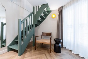 Studio Comfort | Minibar, brankas, meja kerja, dan ruang kerja ramah laptop