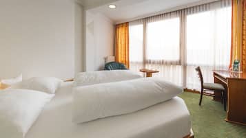 Ropa de cama hipoalergénica, escritorio y cortinas blackout