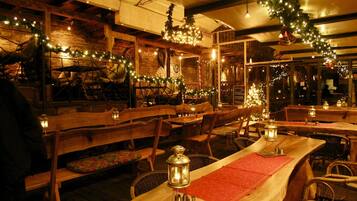 Serveert ontbijt, lunch, diner, regionale gerechten