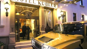 El exterior del Hotel Kubler con un clásico coche amarillo estacionado al frente.