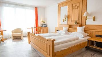 Roba de llit hipoal·lergògena, escriptori i cortines opaques