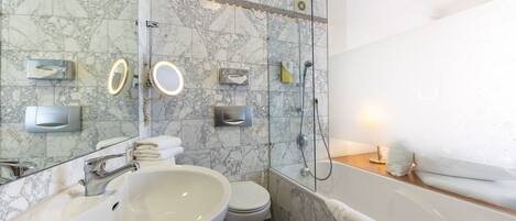 Un baño con lavamanos amplio, inodoro y bañera.