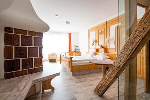 ملاءات للفراش لا تسبب الحساسية ومكتب وستائر تعتيم وتجهيزات عازلة للصوت