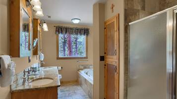 Chalet rustique luxueux, 1 très grand lit, baignoire à remous, vue sur la montagne | Salle de bain | Baignoire et douche séparées, baignoire à remous