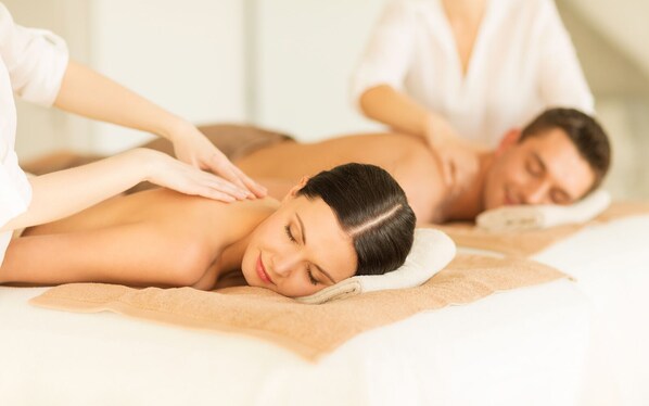Une personne recevant un massage du dos dans un spa.