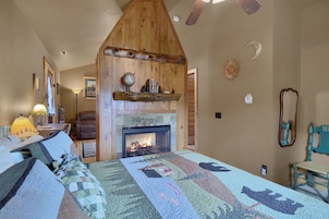 Cabaña de lujo, 1 cama de matrimonio grande, bañera de hidromasaje, vistas a la montaña | Decoración individual, mobiliario individual, escritorio